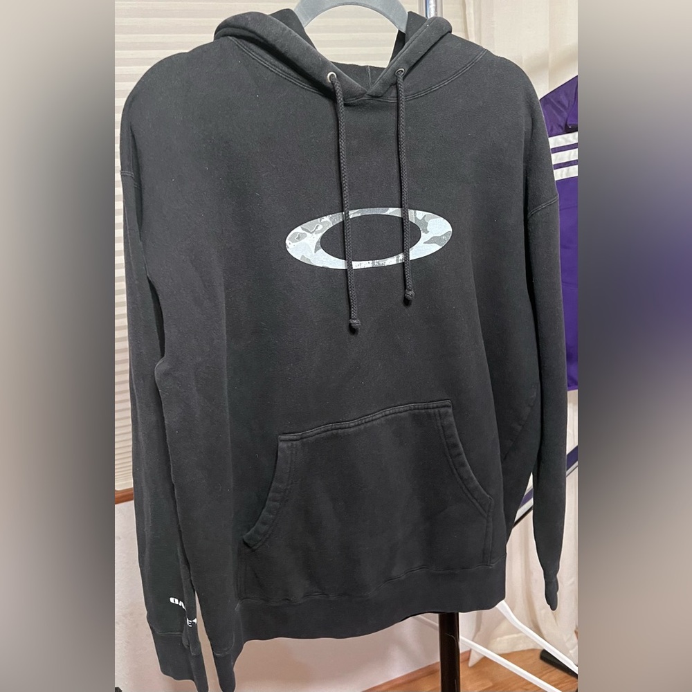 Nice And Comfortable Hoodie From Oakley
Mens Size Large